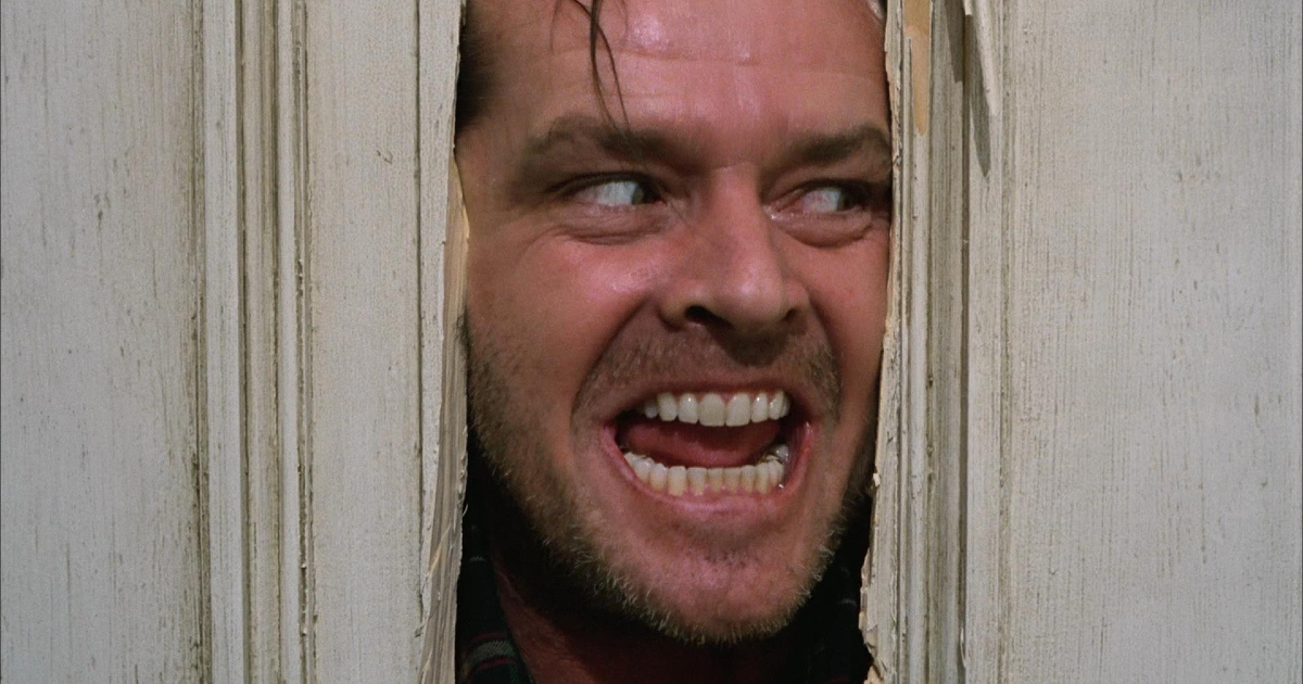 la celeberrima scena di shining in cui jack nicholson si affaccia dalla spaccatura inferta alla porta del bagno con l'ascia - nerdface