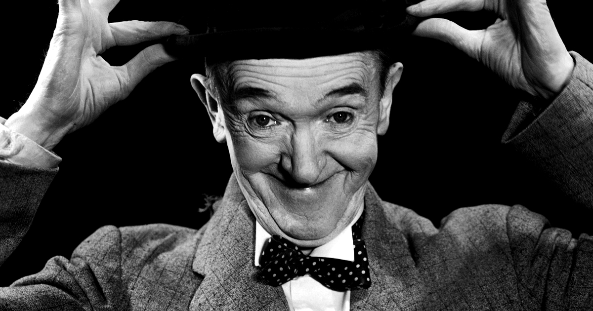 stan laurel sorride in modo buffo mentre si tiene la bombetta - nerdface