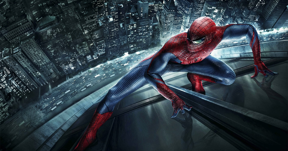 the amazing spider-man è incollato con la mani a un grattacielo - nerdface