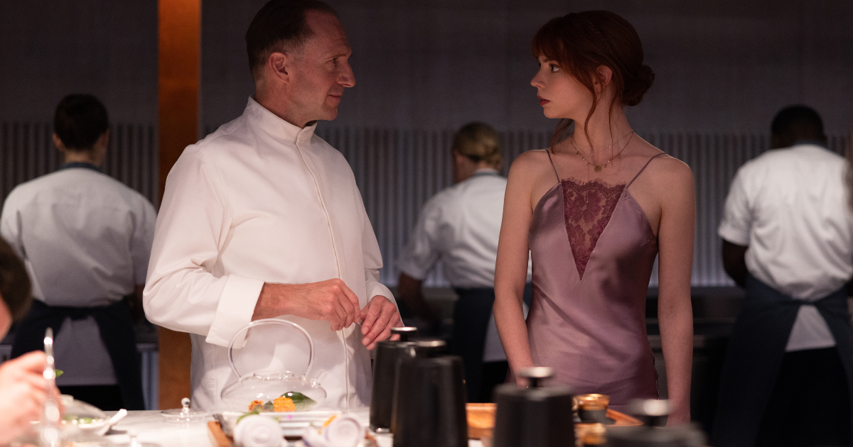 in the menu any taylor joy guarda perplessa lo chef ralph fiennes - nerdface