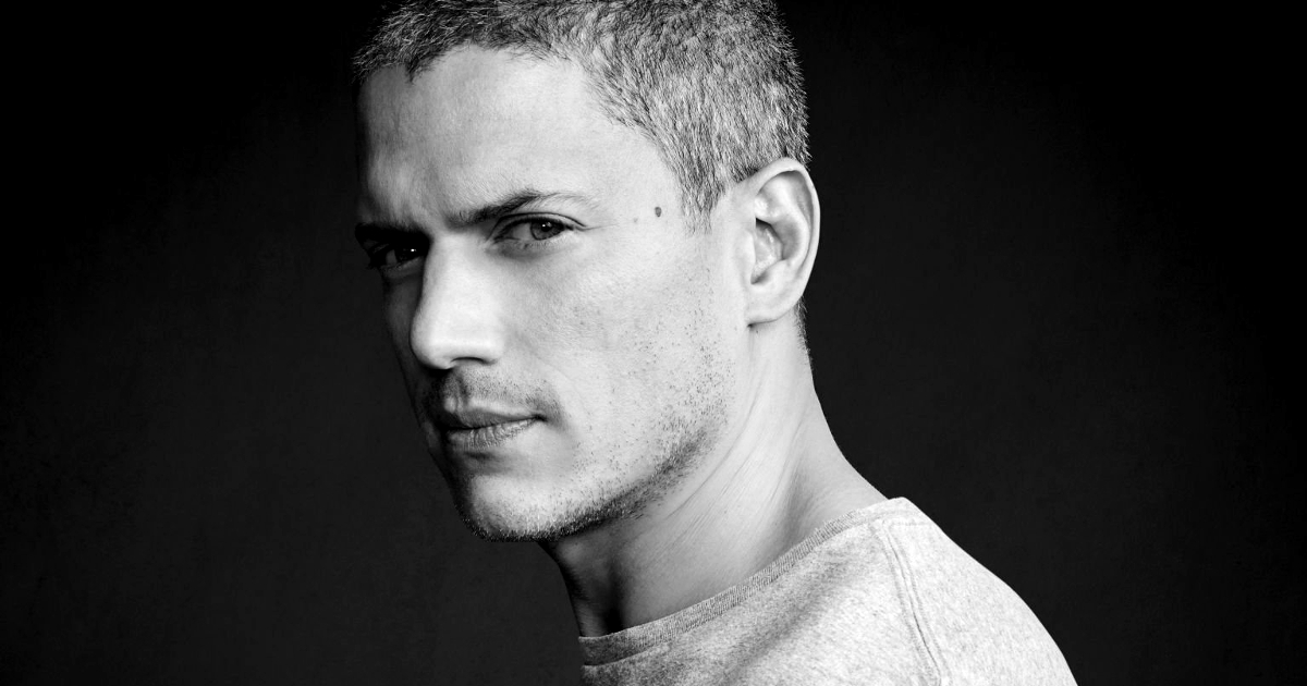 wentworth miller in un ritratto di profilo in bianco e nero - nerdface