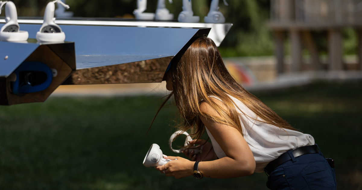 una ragazza testa l'installazione mind the stem gap - nerdface