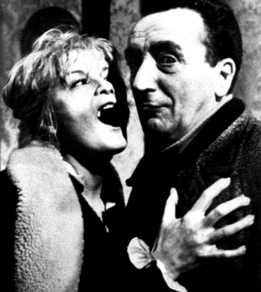 mario bava sul set scherza con una donna - nerdface