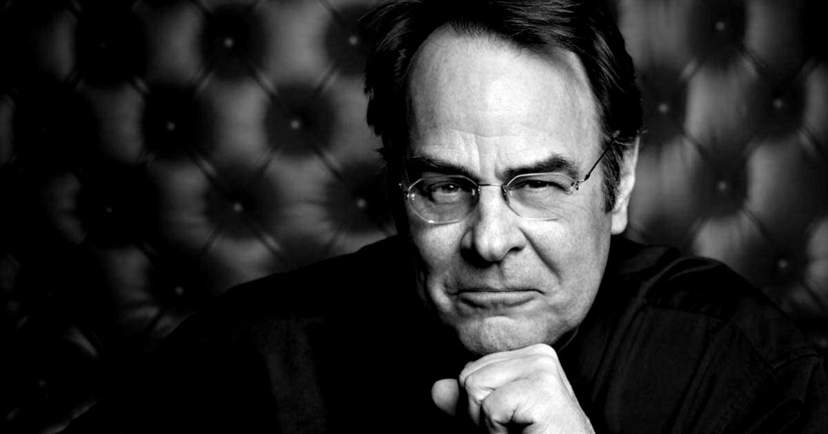 dan aykroyd con espressione decisa in un ritratto in bianco e nero - nerdface