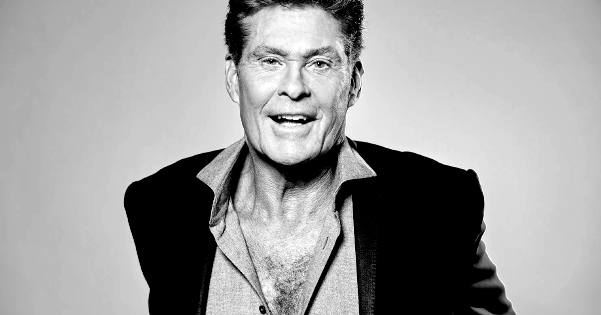 david hasselhoff sorride in un ritratto in bianco e nero - nerdface