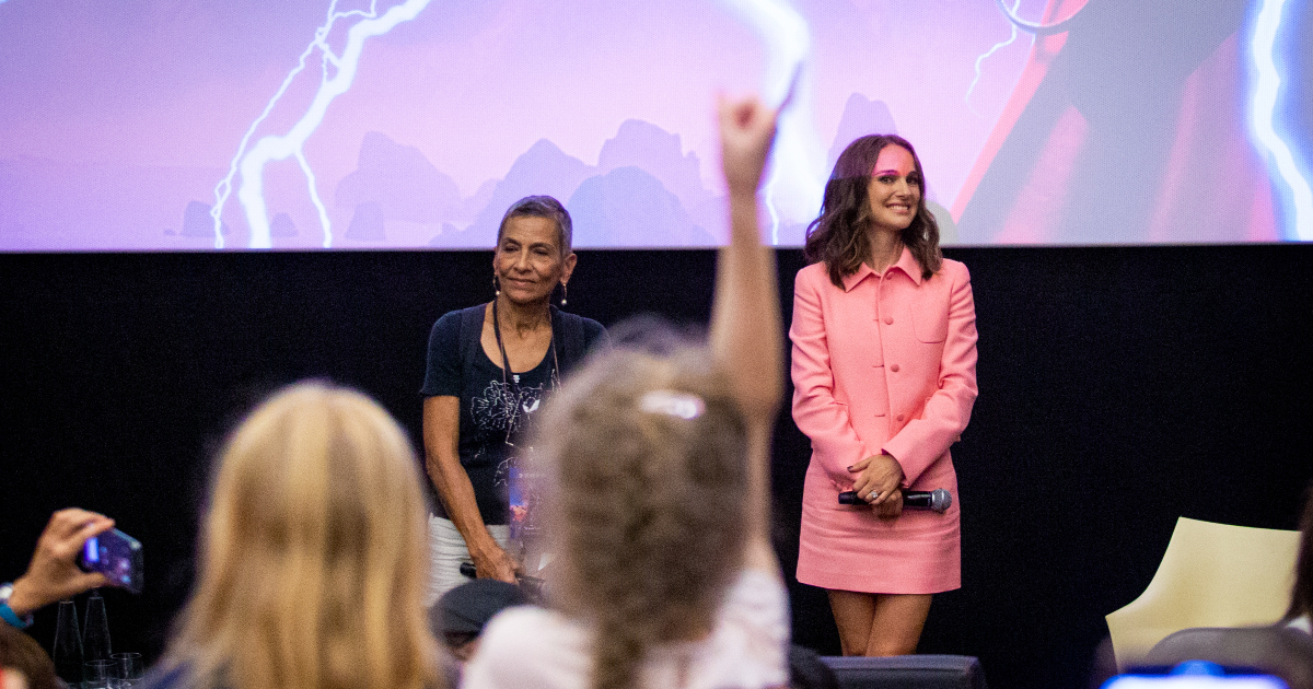 natalie portman in abito rosa sorride ai fan di roma - nerdface