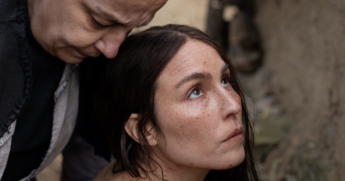 noomi rapace guarda verso l'alto in una scena di non sarai sola - nerdface