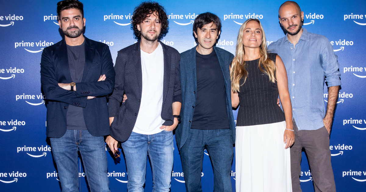 il cast di the bad guy presente ai prime video presents italia 2022 - nerdface