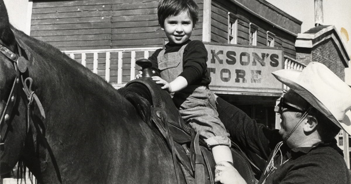 sergio leone mette a cavallo sua figlia raffaella - nerdface