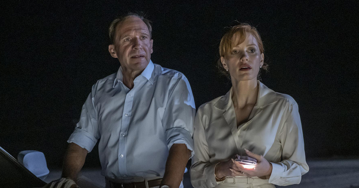 jessica chastain e ralph finnes sono appaiono preoccupati in una scena del film the forgiven - nerdface