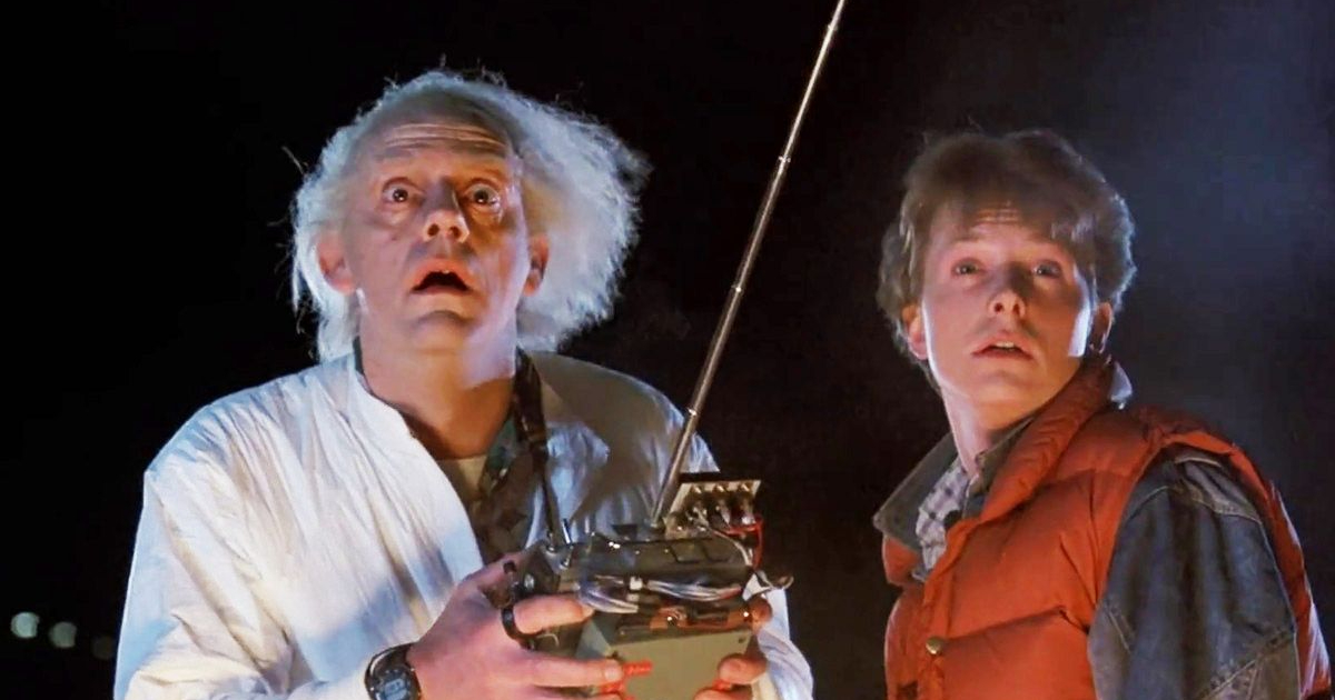 doc brown e marty mcfly guardano la delorean in ritorno al futuro - nerdface