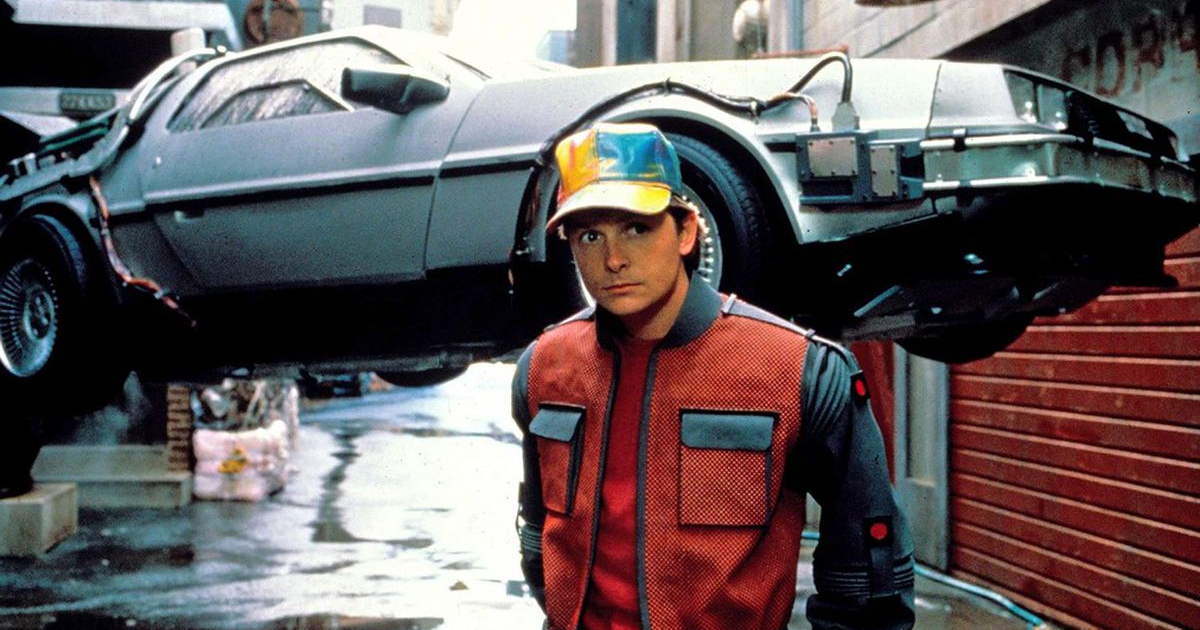 marty mcfly in ritorno al futuro 2 è di fronte alla delorean volante - nerdface