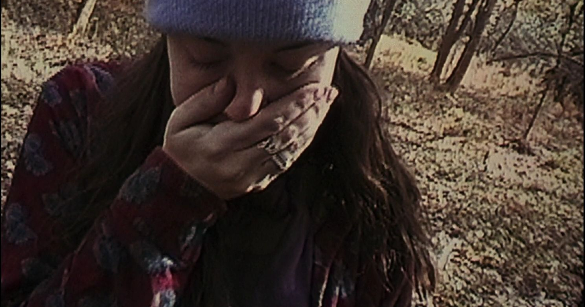 la ragazza di the blair witch project si tiene la bocca con la mano - nerdface