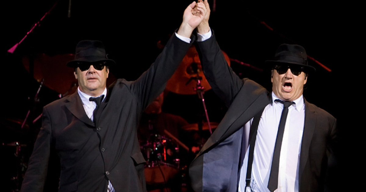 dan aykroyd e jim belushi si tengono la mano sul palco - nerdface