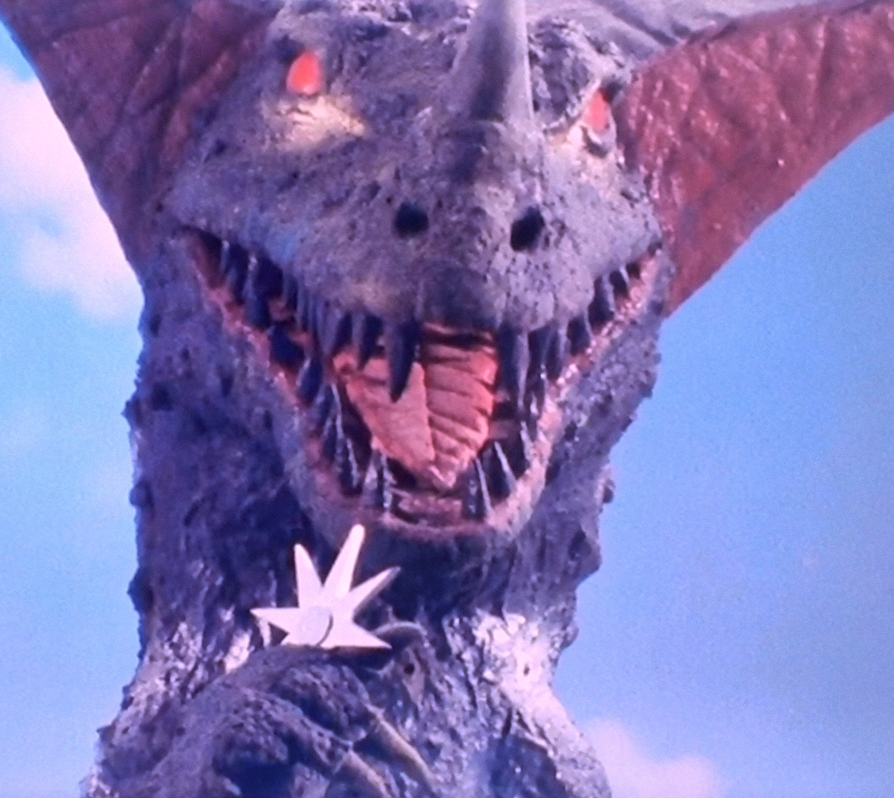 uno dei dinosauri gommosi di i-zenborg tiene nella zampa uno shuriken: sono i tokusatsu, bellezza! - nerdface