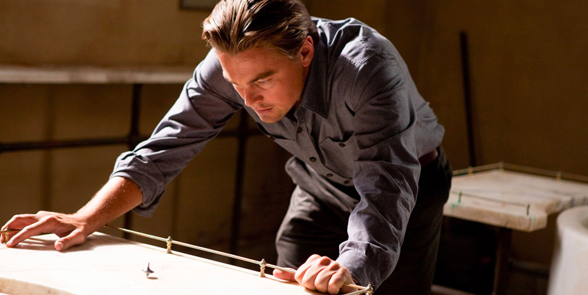 leonardo dicaprio osserva la trottola girare nel celebre finale di inception - nerdface