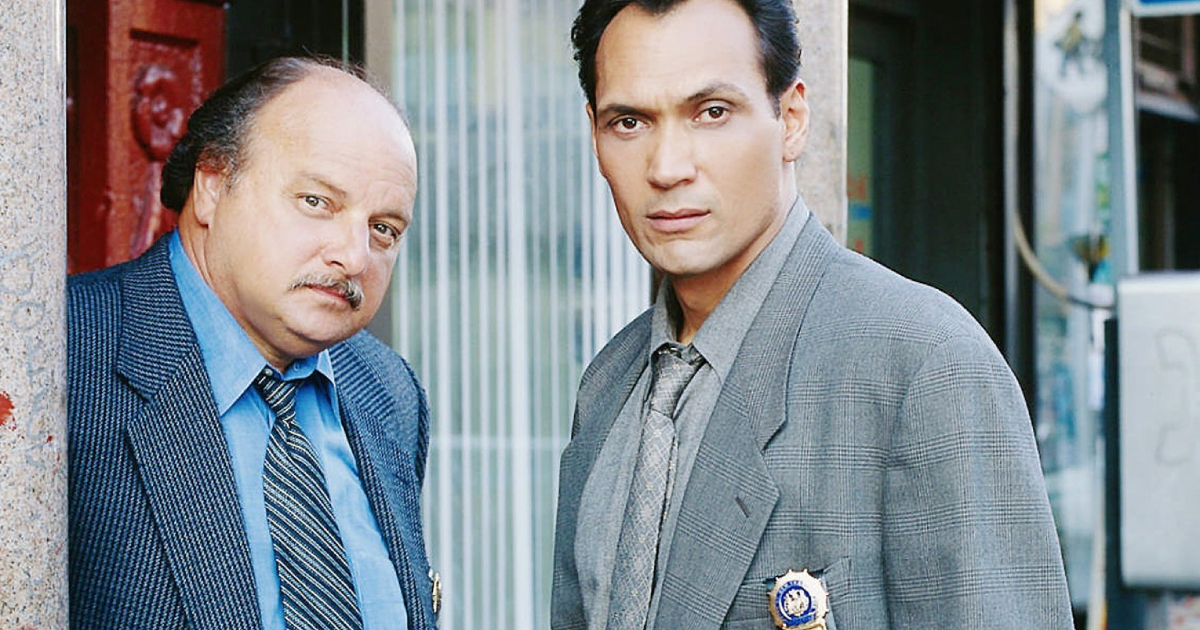 jimmy smits con dennis frantz in new york police department - nerdface