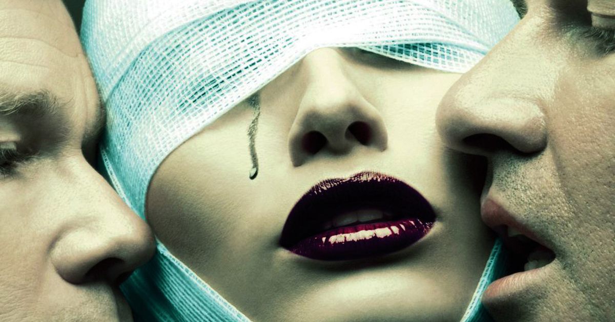 i due protagonisti di nip e tuck baciano una donna bendata - nerdface