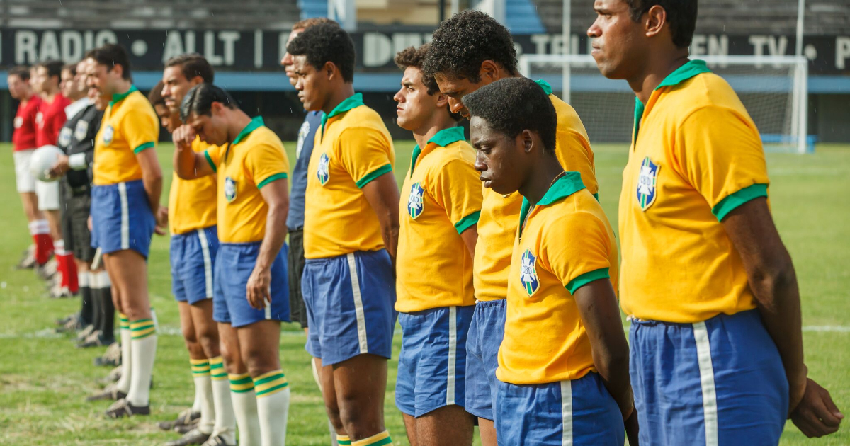 la squadra del brasile è pronta a iniziare la partita e pelé guarda a terra - nerdface