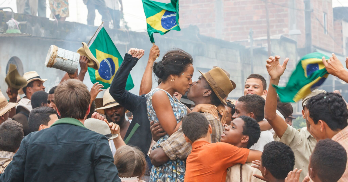 padre e madre di pelé si baciano mentre la folla festeggia la vittoria del mondiale - nerdface