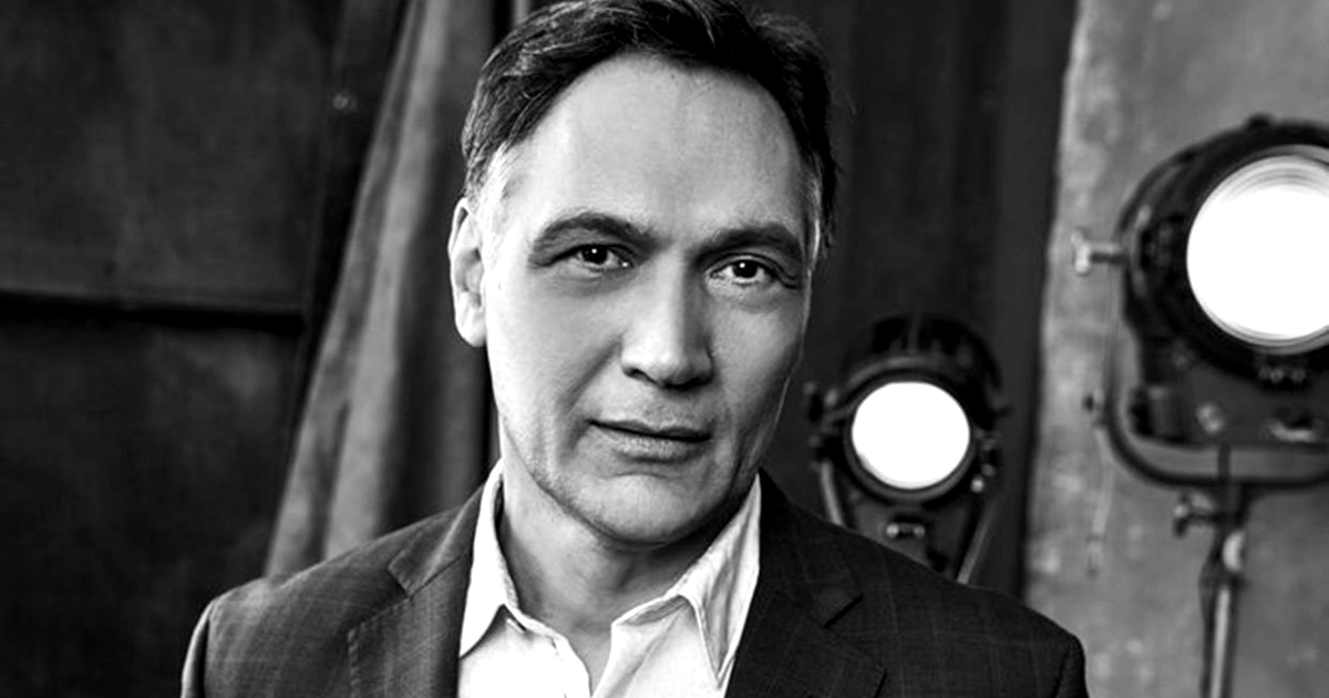 jimmy smits in un ritratto in bianco e nero - nerdface