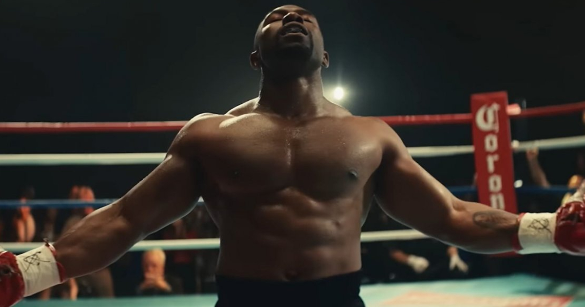 mike tyson allarga le braccia sul ring nella serie disney+ - nerdface