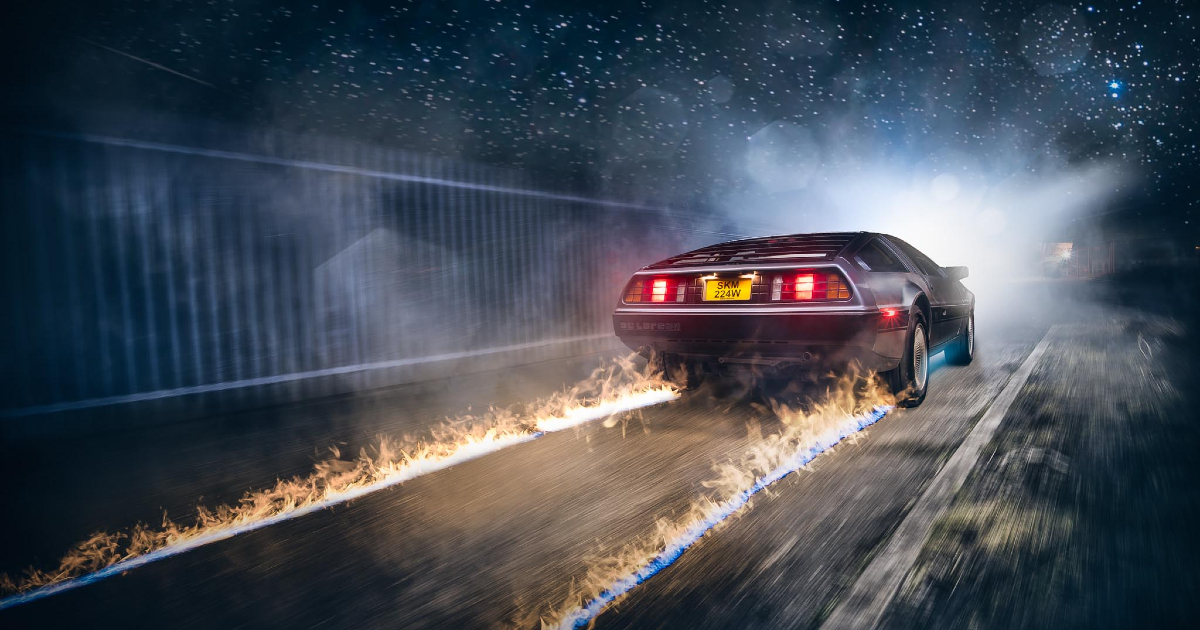 la delorean sfreccia e lascia la scia di fiamme in ritorno al futuro - nerdface