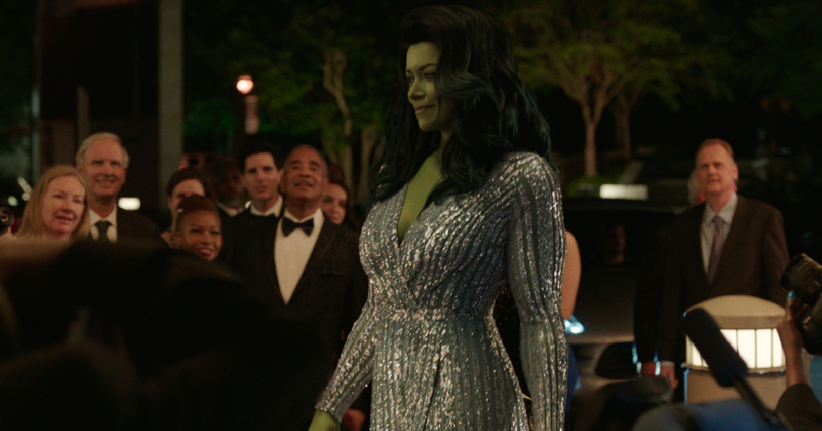 she-hulk in abito luccicante si fa ammirare dalla gente - nerdface