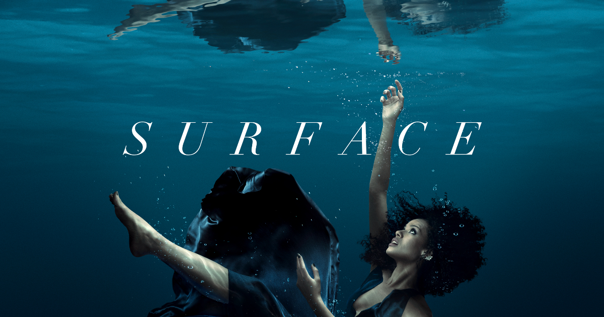 l'attrice di surface tocca la sua immagine riflessa in acqua - nerdface