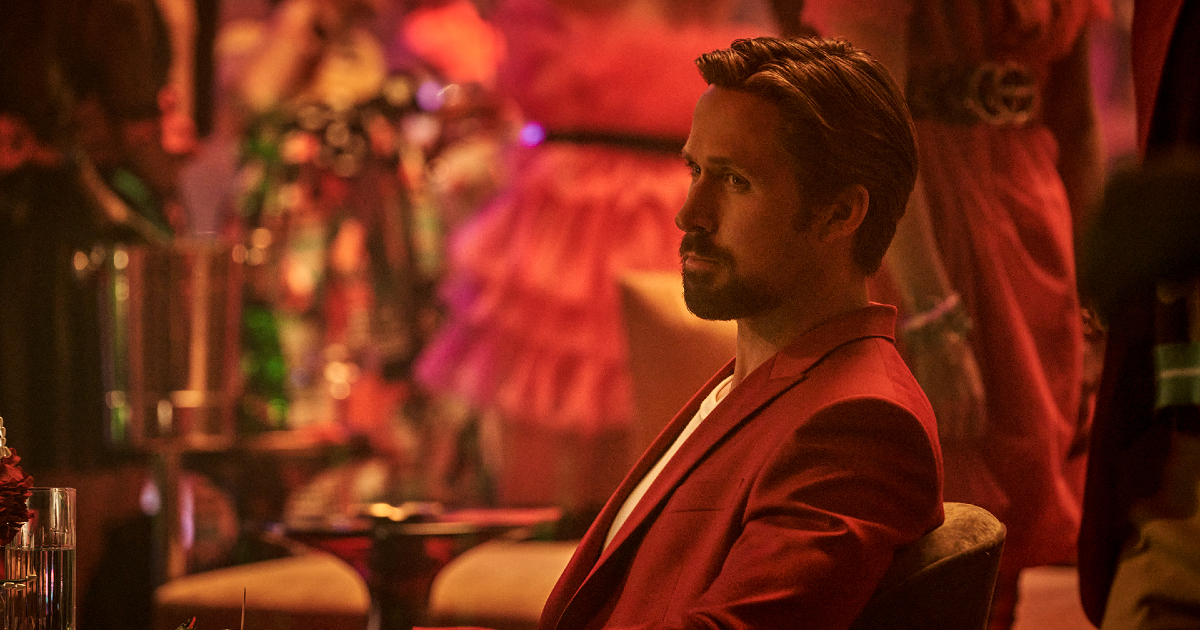 ryan gosling osserva qualcuno da una poltrona in the gray man - nerdface