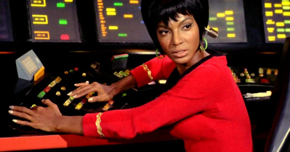 nichelle nichols in divisa rossa a bordo dell'enterprise - nerdface