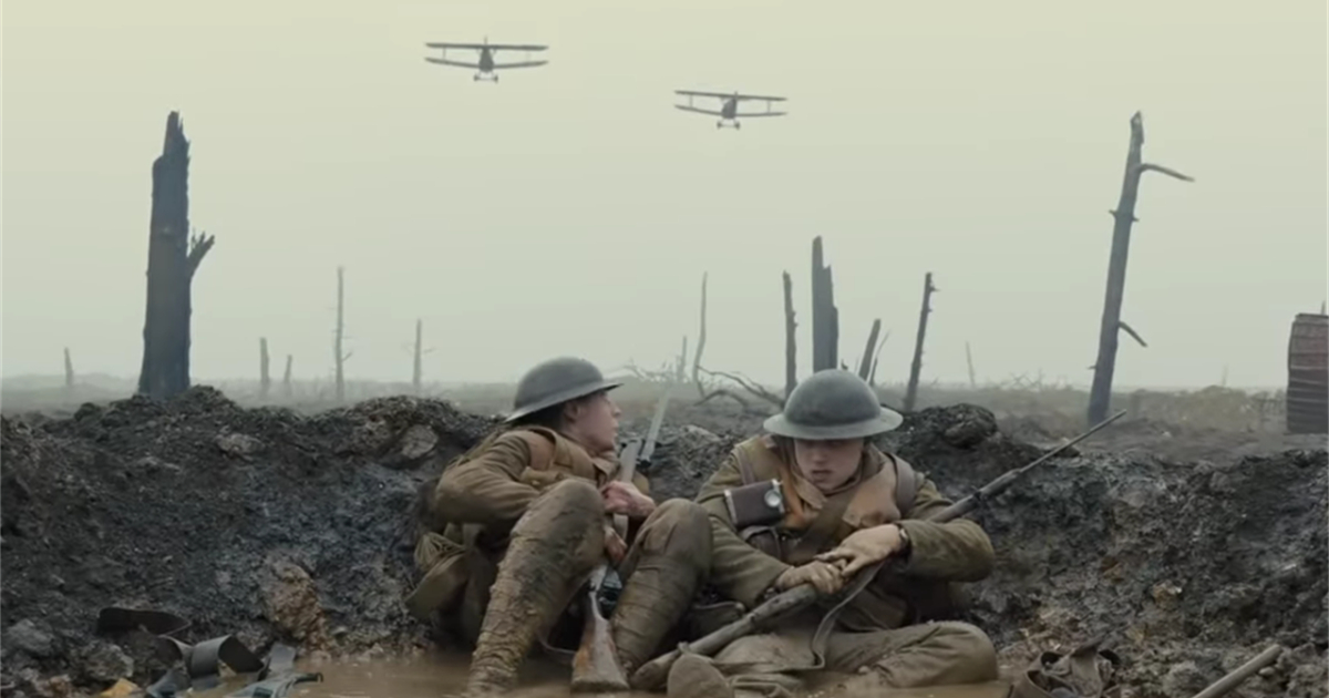 i due soldati di 1917 si riparano in una pozza mentre arrivano due aerei nemici - nerdface
