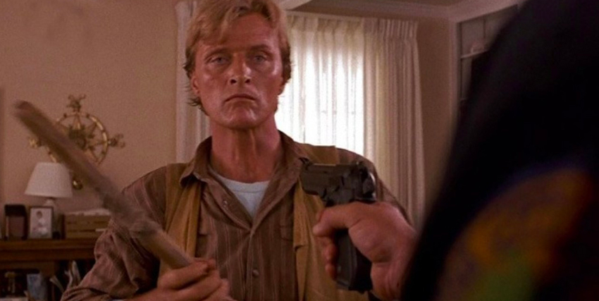 in furia cieca rutger hauer affronta con la spada un uomo armato di pistola - nerdface