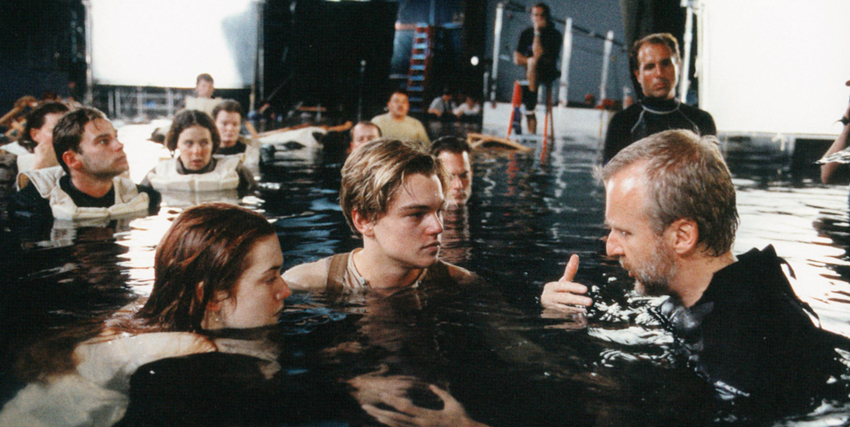 james cameron in acqua con dicaprio e kate winslet sul set di titanic - nerdface