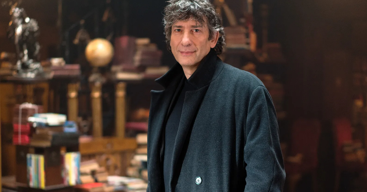 neil gaiman in posa davanti una libreria - nerdface