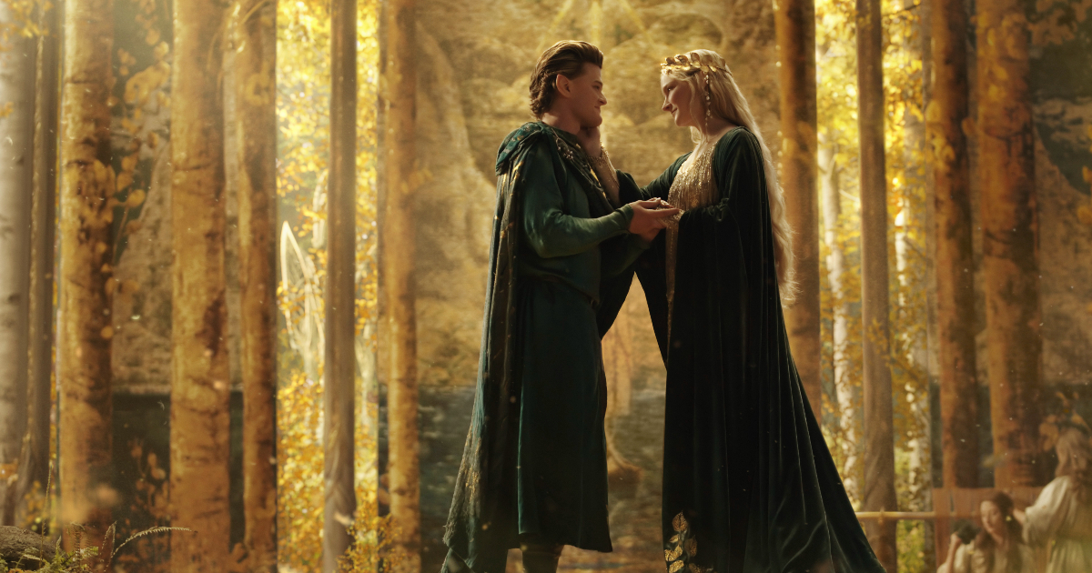 elrond e galadriel si abbracciano ne gli anelli del potere - nerdface