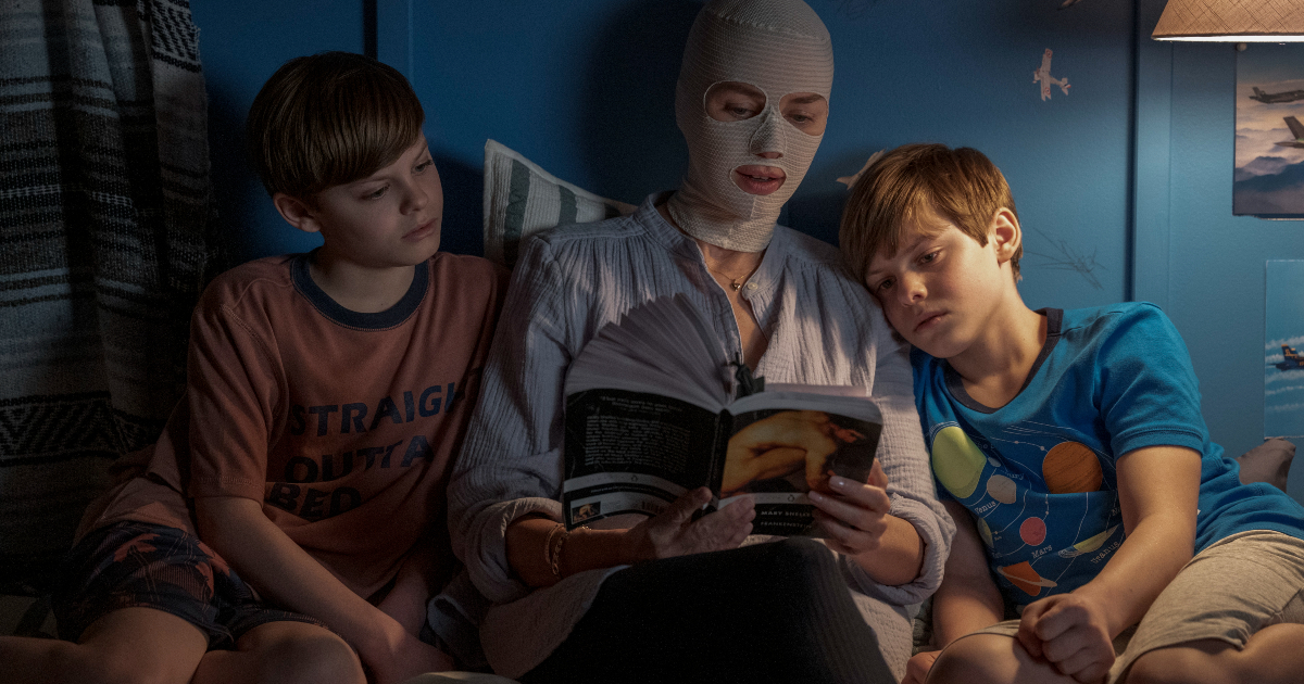 la mamma bendata legge una favola ai due figli gemelli in goodnight mommy - nerdface