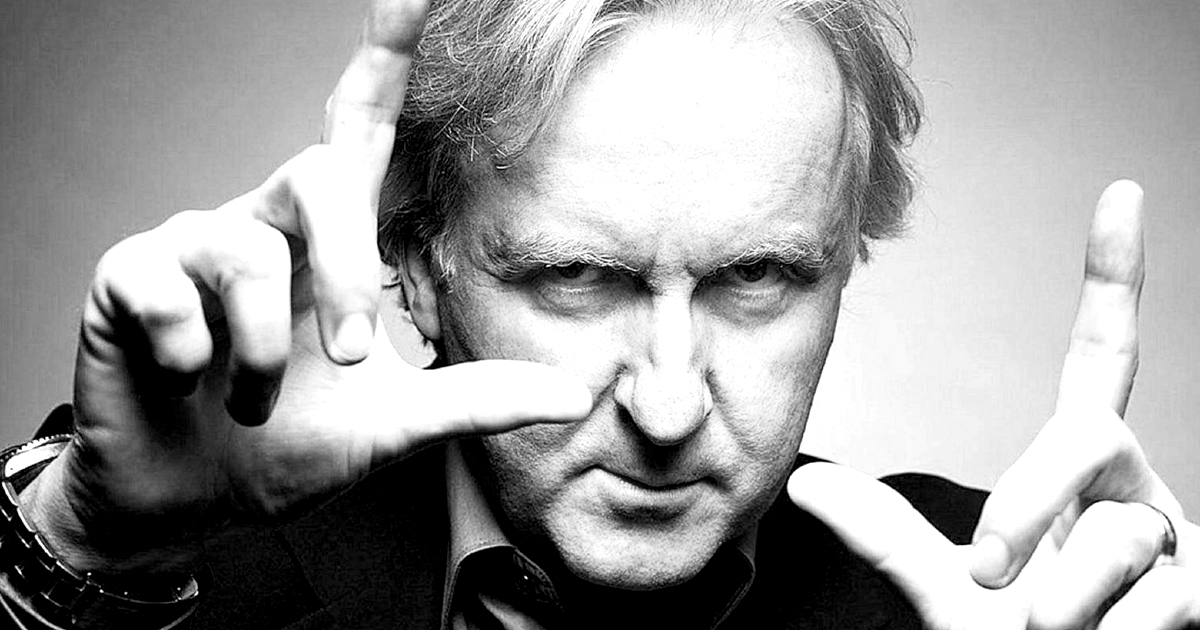 james cameron imita la telecamera con le mani - nerdface