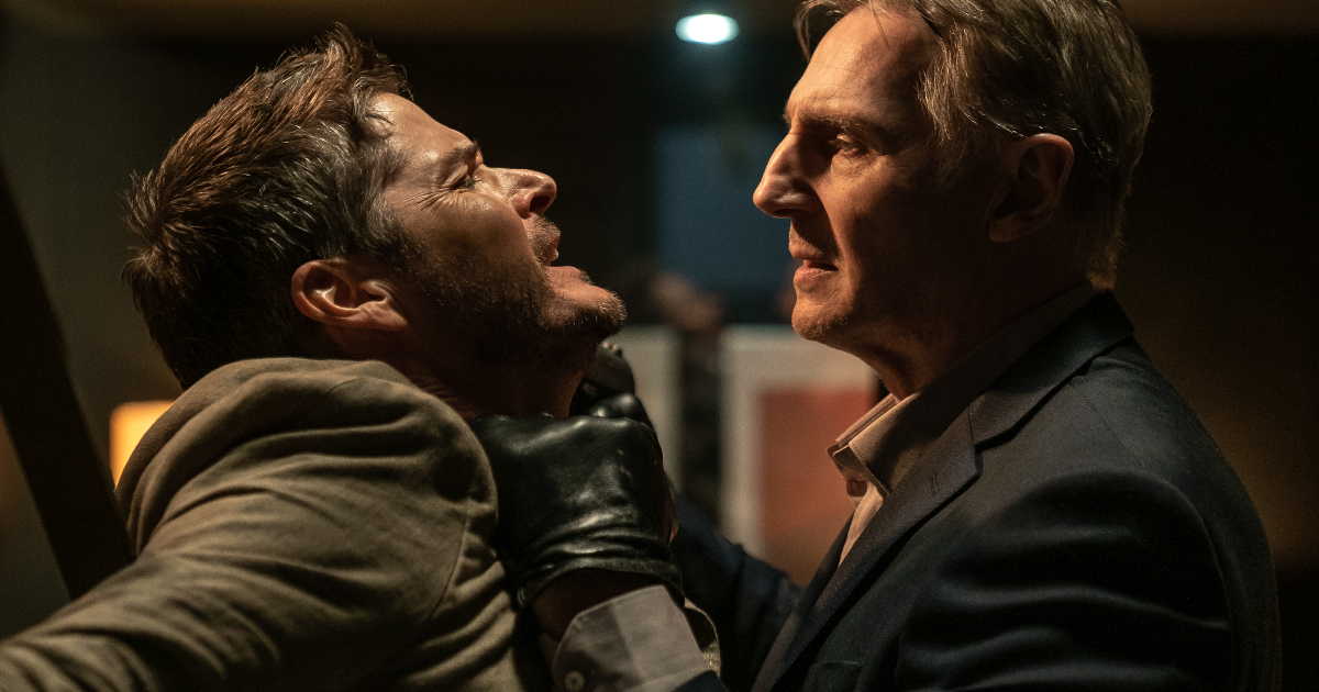 liam neeson tiene un uomo terrorizzato per il bavero in memory - nerdface