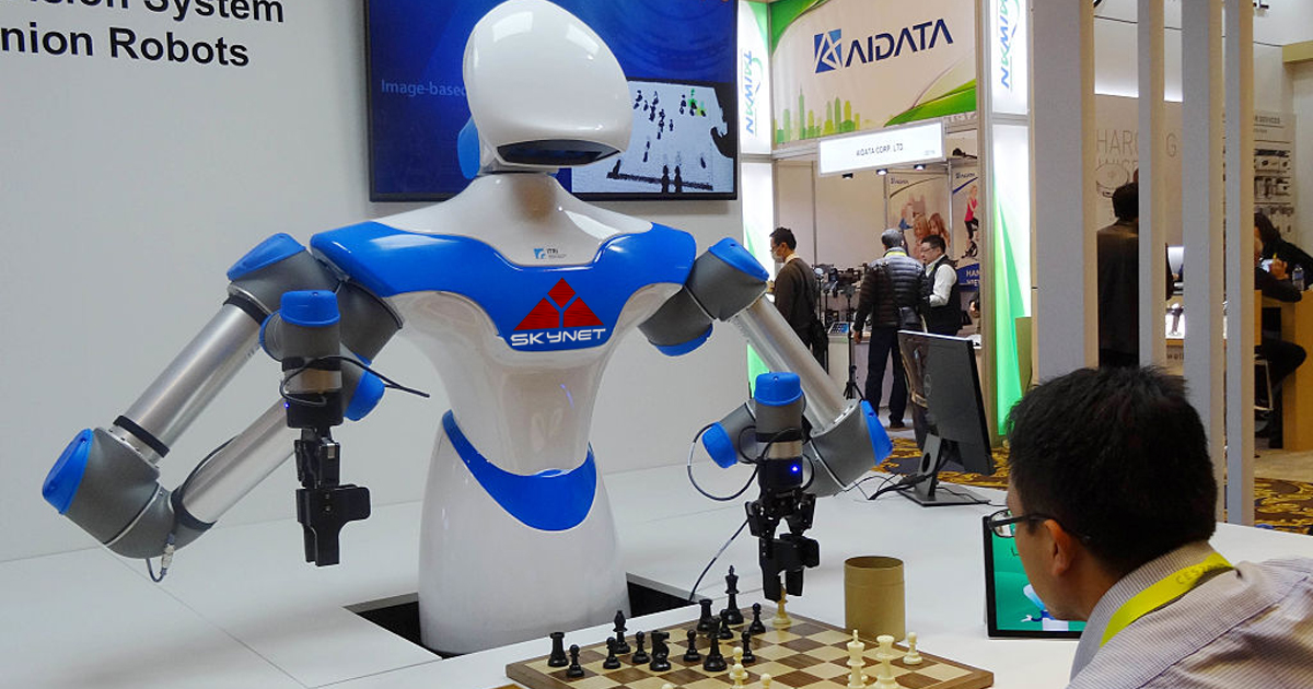 un robot scacchista sfida un avversario al gioco di strategia - nerdface