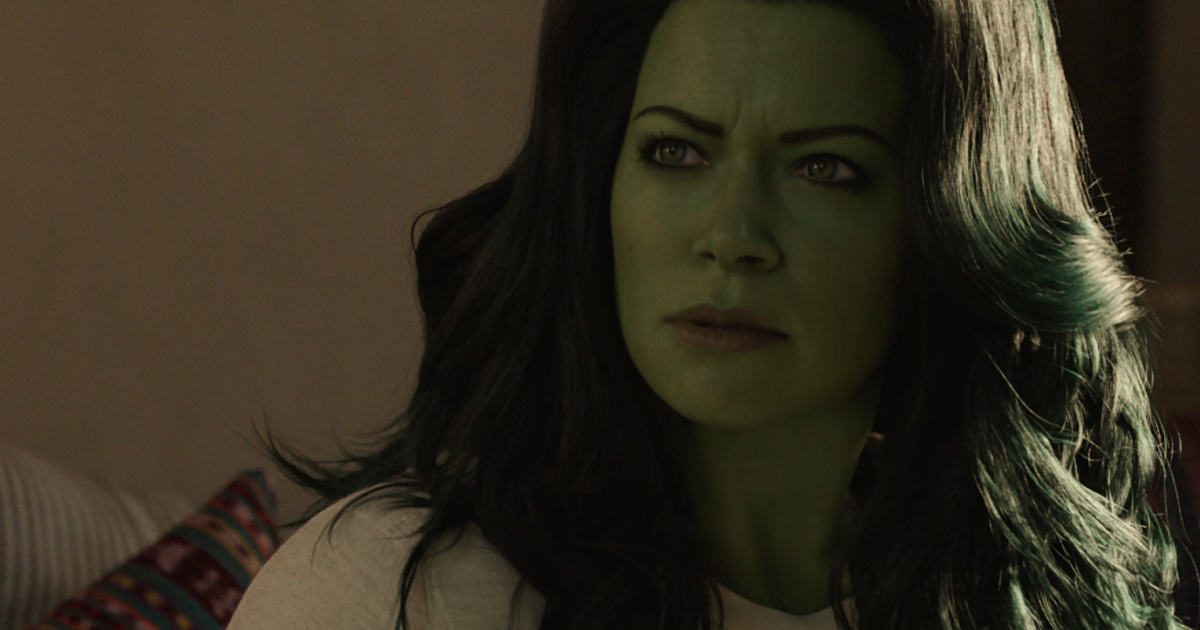 she-hulk sembra guardare qualcuno con sospetto - nerdface