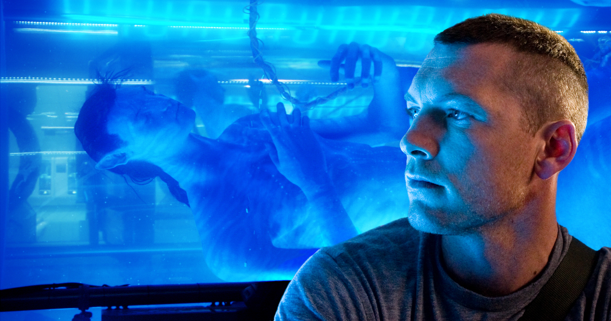 sam worthington guarda il suo avatar immerso in una vasca - nerdface