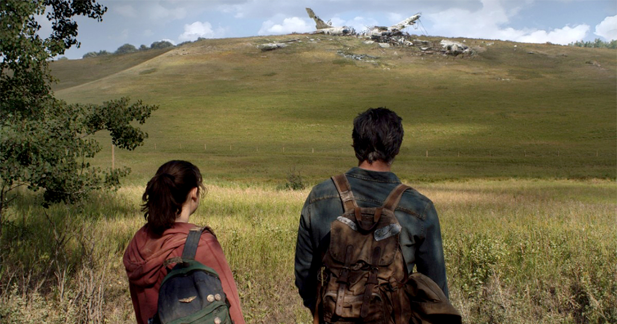 joel ed ellie arrivano vicino ad alcune rovine nella serie the last of us - nerdface