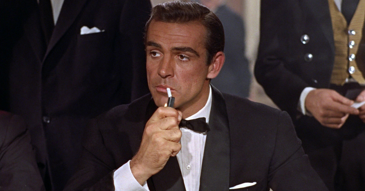 007 si accende una sigaretta - nerdface