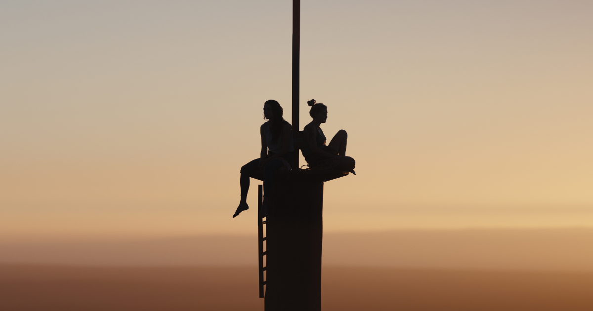 due ragazze in cima alla torre in fall - nerdface