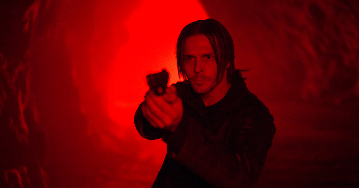 dampyr punta la pistola in una sala tutta rossa - nerdface
