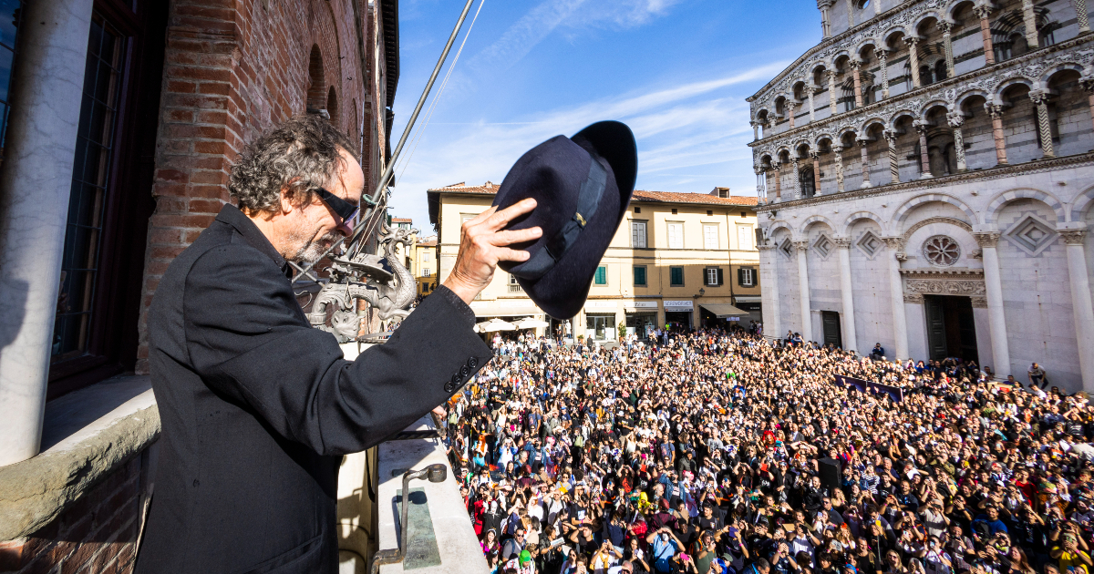 tim burton saluta i fan di lucca comics per presentare mercoledì - nerdface