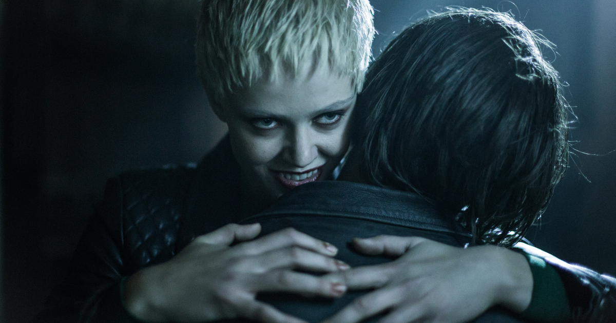 una vampira abbraccia il dampyr - nerdface