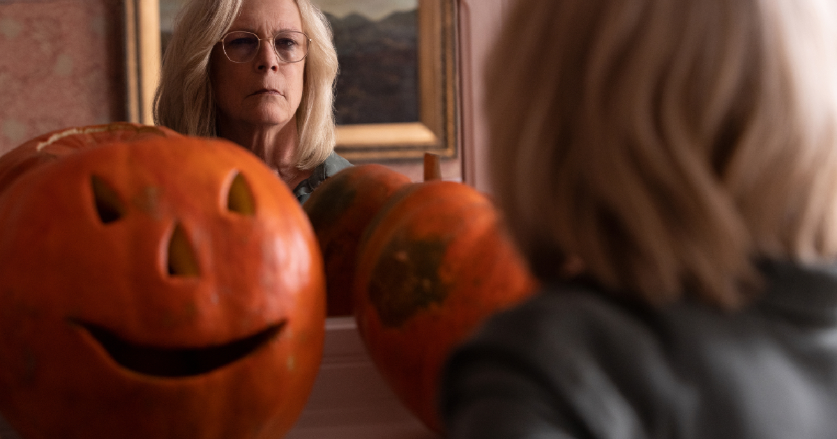 jamie lee curtis si guarda allo specchio in halloween ends - nerdface