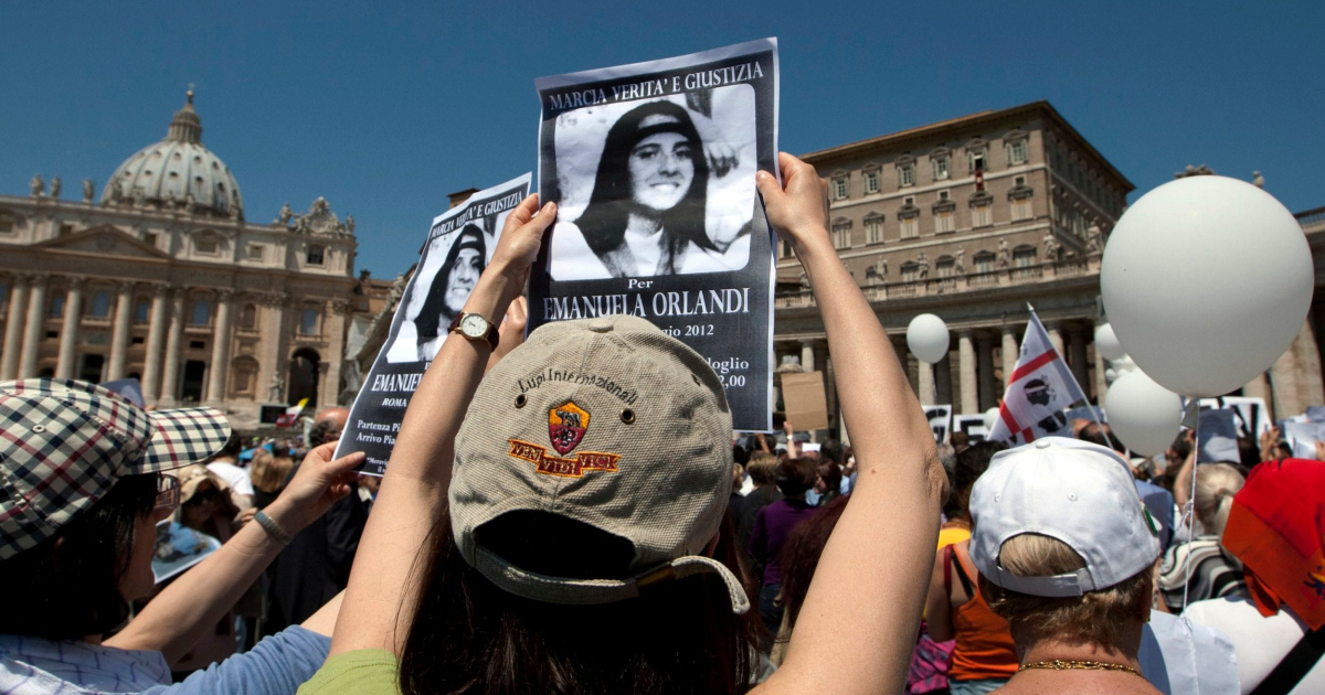 vatican girl mostra le manifestazioni davanti la santa sede per la verità su emanuela orlandi - nerdface